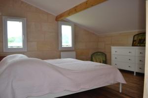Postel nebo postele na pokoji v ubytování Maison de Brandey + 9 fotografií