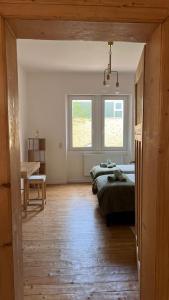 una camera da letto con due letti, una scrivania e due finestre di Villa Mediterrane - Apartment Milan a Frankenthal