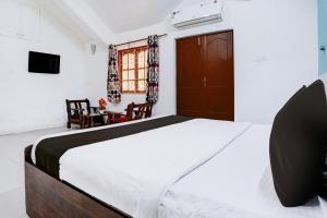 Postel nebo postele na pokoji v ubytování Hotel O Benaulim Beach Goa + 26 fotografií