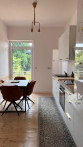 una cucina con tavolo e sedie e una sala da pranzo di Villa Mediterrane - Apartment Milan a Frankenthal Altre 41 foto