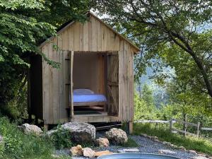 BerioliCascina Chirè的中间有一张床的木棚