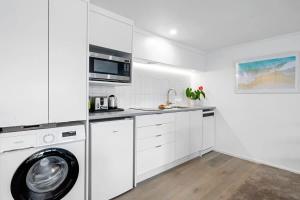 Cucina o angolo cottura di Amaroo - poolside studio near Pukekura Park