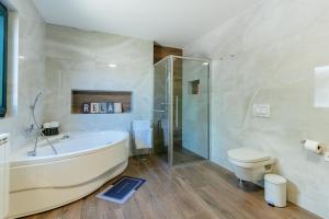 bagno con vasca, doccia e servizi igienici di Villa Dussi a Žabljak Altre 37 foto