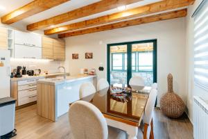 una cucina e una sala da pranzo con tavolo e sedie di Villa Dussi a Žabljak
