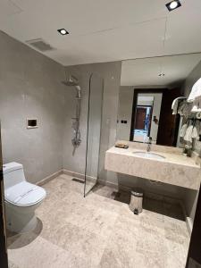 ein Badezimmer mit Toilette, Waschbecken und Dusche in der Unterkunft شقق كيان للشقق المخدومة in Abha + 43 Fotos