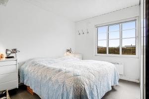 Katil atau katil-katil dalam bilik di Charming Holiday Home With Outdoor Hot Tub, In The Center Of Søndervig And Only 230 Meters From The North Sea