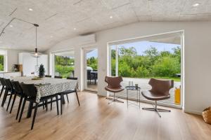 O zonă de relaxare la Lovely Holiday Home From 2022, With A 5-Person Outdoor Hot Tub, 200 Meters From The Water