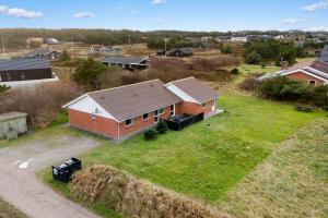 eine Luftansicht eines Hauses auf einem Feld in der Unterkunft Large, Well-Maintained Holiday Home Near Søndervig, With Activity Room, 6-Person Outdoor Hot Tub And Sauna in Ringkøbing