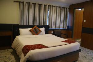Una cama o camas en una habitación de Hotel Kamakshya Pvt Ltd 8 fotos más