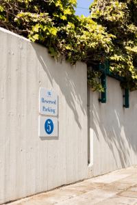 a sign for a hospital parking on a wall at Aparthotel Terme Grado - Private Parking in Grado