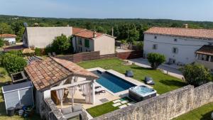 ヴィシュニャンにあるVilla Jona in Žužići - Haus für 8 Personenのスイミングプール付きのヴィラの外側の景色を望めます。