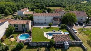 ヴィシュニャンにあるVilla Jona in Žužići - Haus für 8 Personenの庭のある家の航空写真