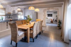ヴィシュニャンにあるVilla Jona in Žužići - Haus für 8 Personenの木製のテーブルと椅子のあるキッチンとダイニングルーム