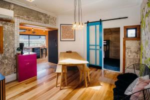 Prostor za sedenje u objektu Fun Times in Fitzroy - eclectic bungalow by beach