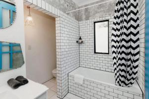 Kupatilo u objektu Fun Times in Fitzroy - eclectic bungalow by beach