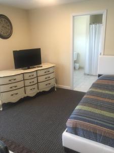 Postel nebo postele na pokoji v ubytování Misquamicut Beach Front Inn