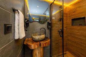 y baño con lavabo de piedra y ducha. en Pavri suit bungalov, en Ardeşen 148 fotos más