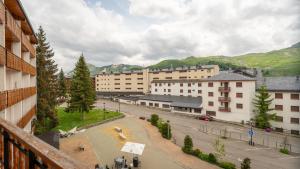 uma vista para uma cidade com edifícios e uma rua em Apartamentos Formigal em Formigal