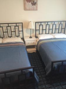 Postel nebo postele na pokoji v ubytování Misquamicut Beach Front Inn