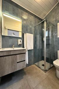 Un baño con ducha, lavabo e inodoro. en Ericeira Camping, en Ericeira