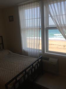 Postel nebo postele na pokoji v ubytování Misquamicut Beach Front Inn