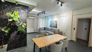 una sala de estar con una mesa y un sofá en Luxury Lounge Apartment, en Tríkala