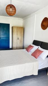 バトゥミにあるGuesthouse in Green Capeの大きな白いベッドと赤い枕のある寝室 +13枚の写真