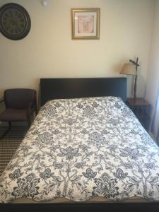 Postel nebo postele na pokoji v ubytování Misquamicut Beach Front Inn