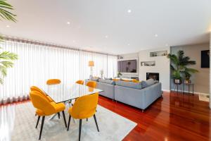 アプーリアにあるappartement tout confort dans résidence privéeのソファとテーブルと椅子のあるリビングルーム