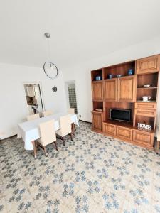 a dining room with a table and chairs at La Brezza di lago in Baveno