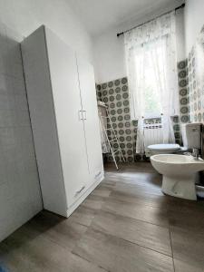 a bathroom with a toilet and a sink at La Brezza di lago in Baveno