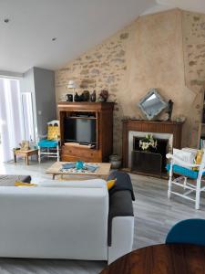 Televisyen dan/atau pusat hiburan di A deux pas des plages un cocon pour vacances en famille ou entre amis