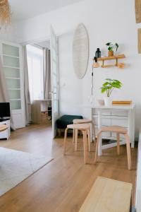 una sala de estar con una mesa y dos sillas en Appartement charmant hyper centre, en Les Sables-dʼOlonne