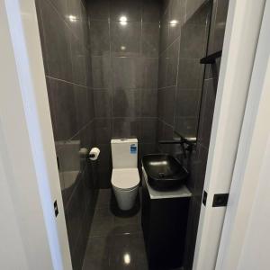 Ένα μπάνιο στο Modern and Chic Home in Fraser Rise +1 φωτογραφίες