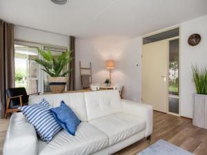 Χώρος καθιστικού στο Apartment by the Sea, Pet-Friendly Retreat