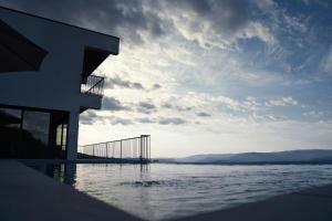 ein Gebäude mit Blick auf ein Gewässer in der Unterkunft Casa PoliDouro - Vila Marim in Vila Marim