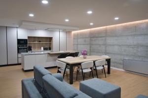 eine Küche und ein Esszimmer mit Tisch und Stühlen in der Unterkunft Casa PoliDouro - Vila Marim in Vila Marim