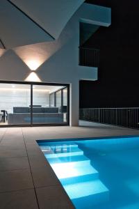 ein Swimmingpool in einem Haus mit einer Treppe in der Unterkunft Casa PoliDouro - Vila Marim in Vila Marim