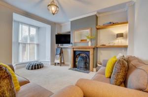 ein Wohnzimmer mit Couch und Kamin in der Unterkunft Northfield Cottage in Ilfracombe