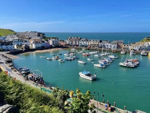 eine Gruppe von Booten liegt in einem Hafen vor Anker in der Unterkunft Northfield Cottage in Ilfracombe