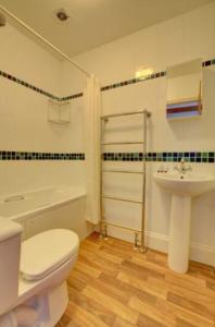 ein Badezimmer mit Toilette und Waschbecken in der Unterkunft Northfield Cottage in Ilfracombe + 13 Fotos