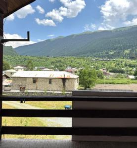 Vista generica sulle montagne o vista sulle montagne dall'interno dell'hotel
