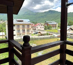 Vista generica sulle montagne o vista sulle montagne dall'interno dell'hotel
