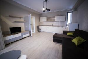 ein Wohnzimmer mit Sofa und eine Küche in der Unterkunft Cartagena Pen Mamaia NORD in Mamaia Nord – Năvodari