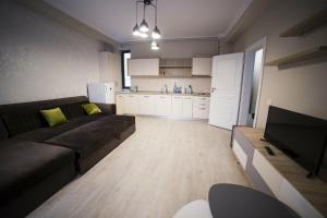 ein Wohnzimmer mit Sofa und eine Küche in der Unterkunft Cartagena Pen Mamaia NORD in Mamaia Nord – Năvodari