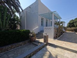eine weiße Villa mit einer Treppe, die hinaufführt in der Unterkunft Crisio Studios in Skyros