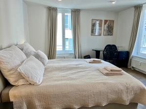 ein Schlafzimmer mit einem Bett mit zwei Handtüchern darauf in der Unterkunft ROSIS HOME Geräumige Citywohnung im Herzen Schorndorfs - Ideal für Gruppen und Familen in Schorndorf