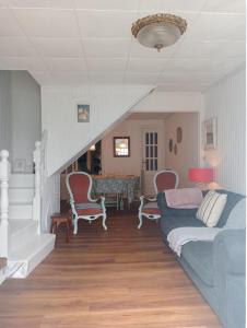 ein Wohnzimmer mit Sofa und Tisch in der Unterkunft O lar da praia in Corcubión