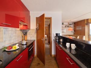 Kuchyň nebo kuchyňský kout v ubytování Apartment La Toura by Interhome