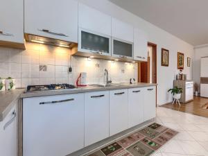 Kuchyň nebo kuchyňský kout v ubytování Apartment Cekić-2 by Interhome